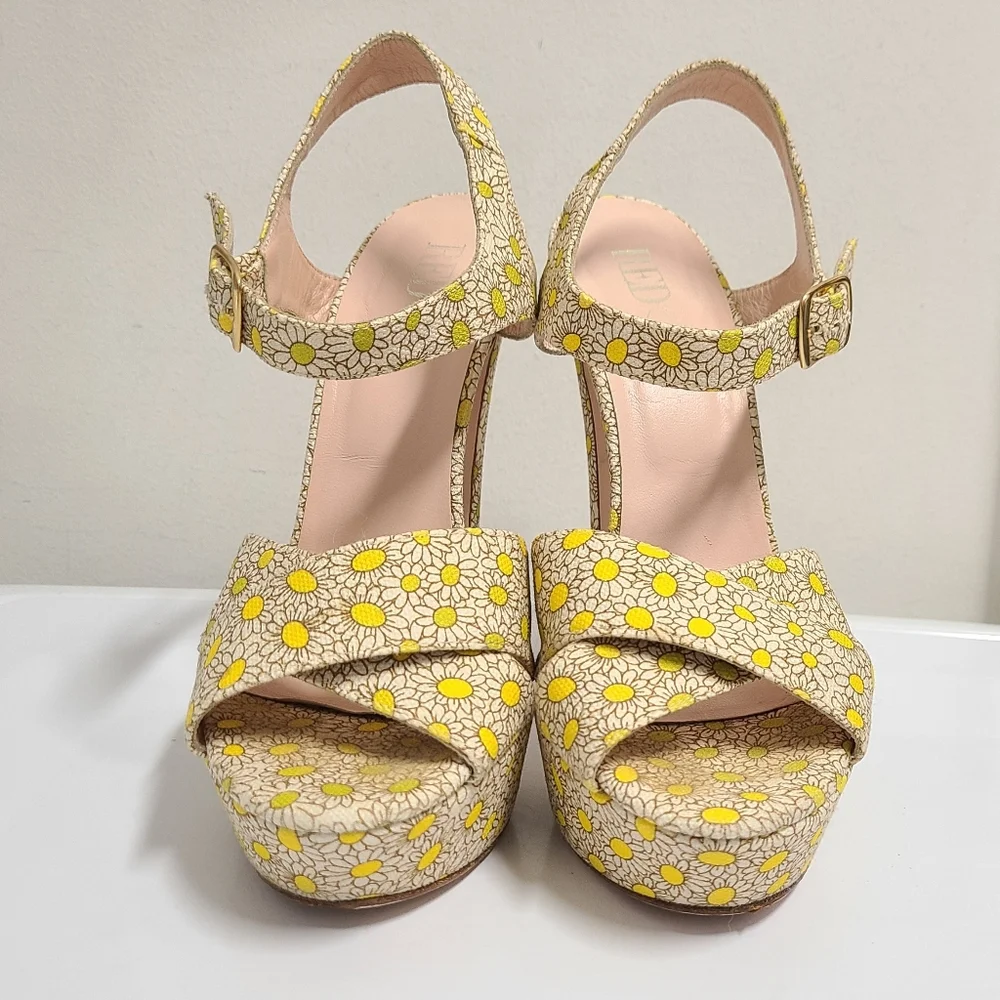Red Valentino Yellow Daisy Platform Sandals Sz 37 MSRP $450